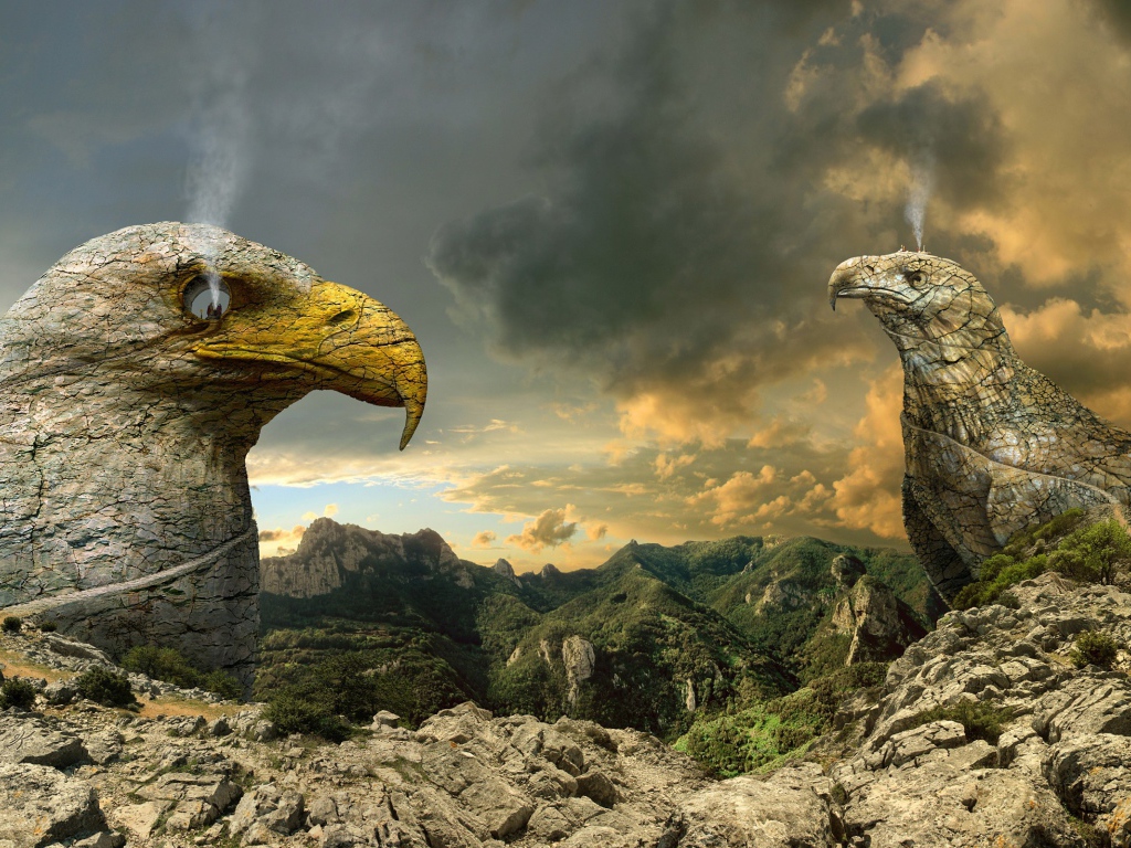 Статуи орлов из камня