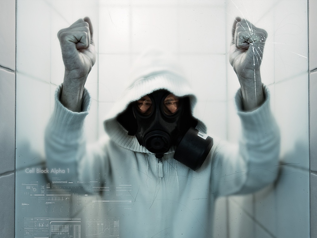 Человек в маске заблокирован за стеклом