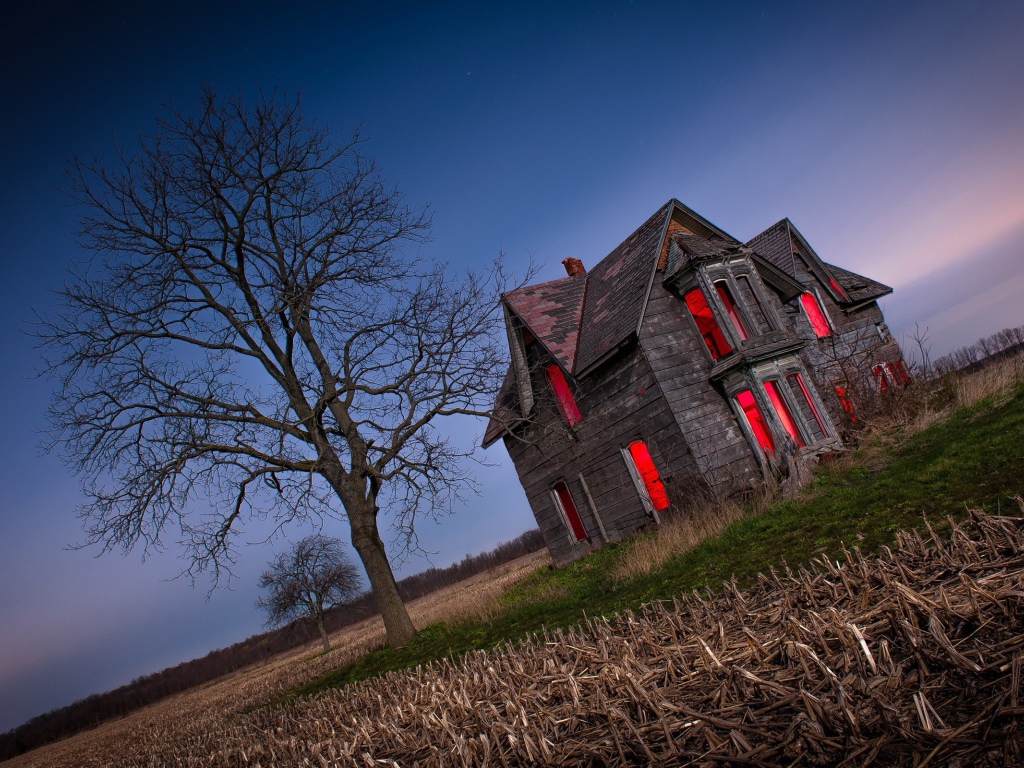 Красное свечение внутри заброшенного дома