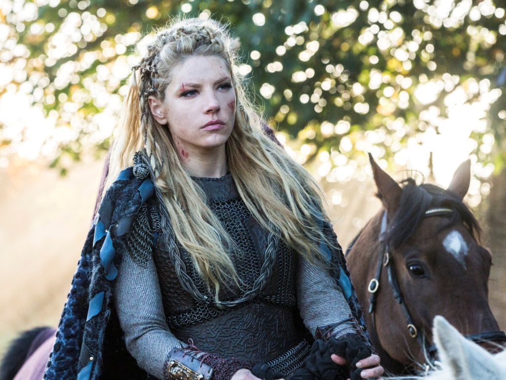 Девушка викинг на коне