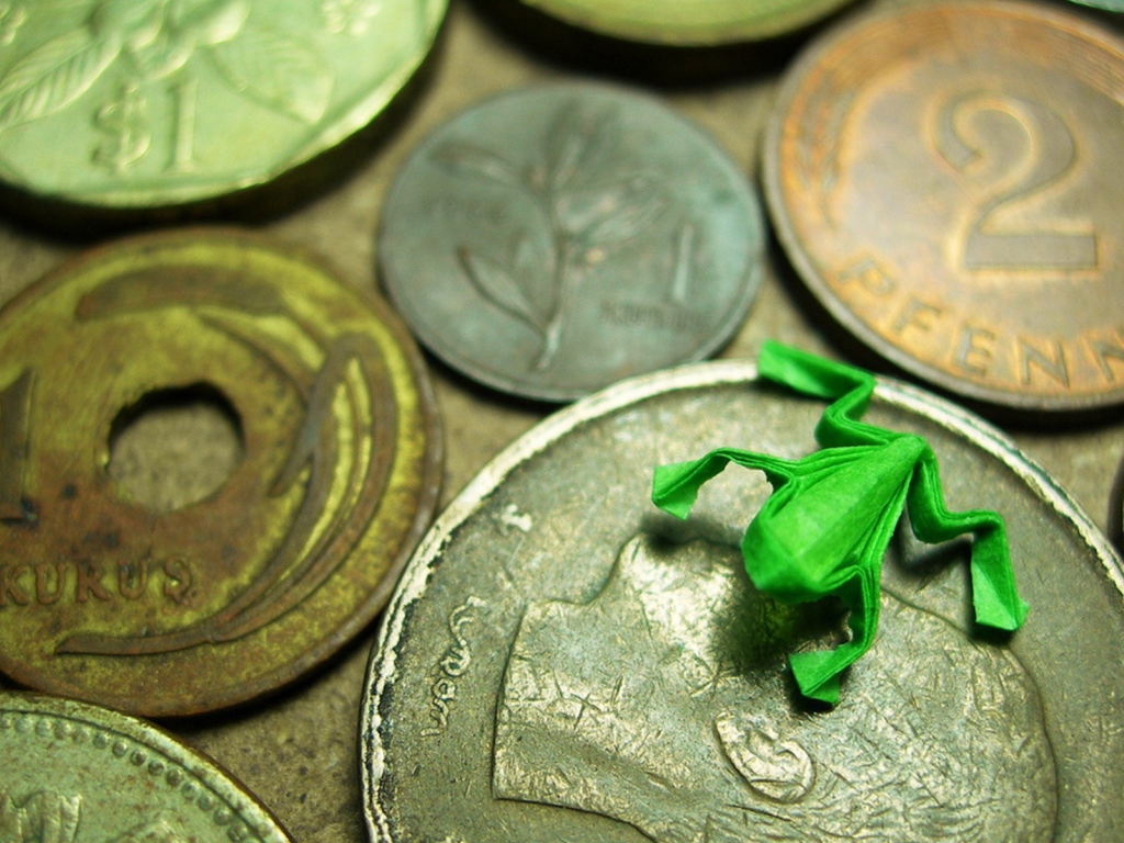 Фигурка лягушки на монетах