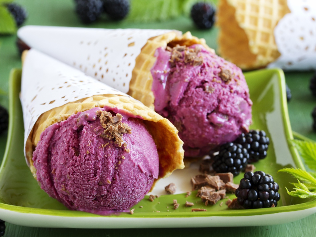 Мороженое из ежевики в вафельном рожке