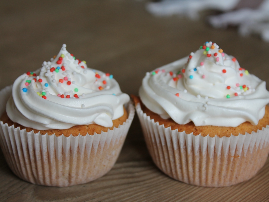 Кексы с кремом и посыпкой