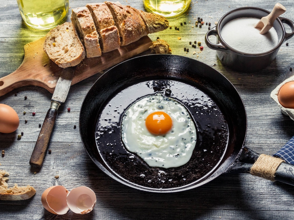 Глазунья с хлебом на завтрак