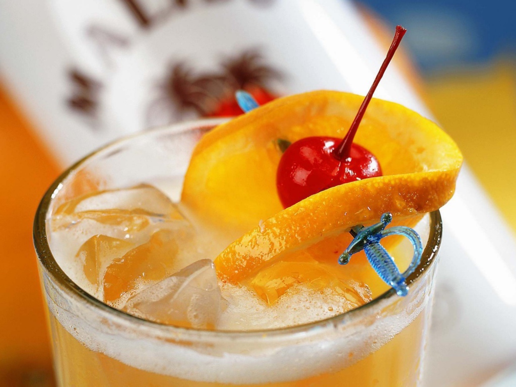 Фрукты на шпажке в молочном коктейле