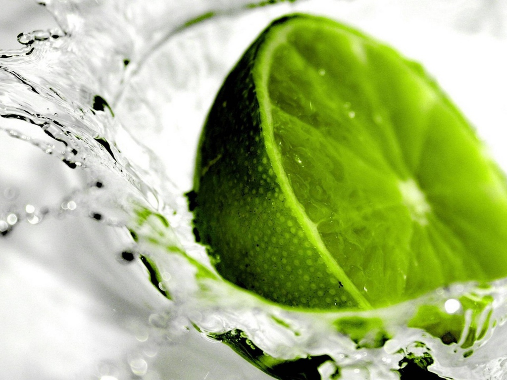 Половинка лайма в воде