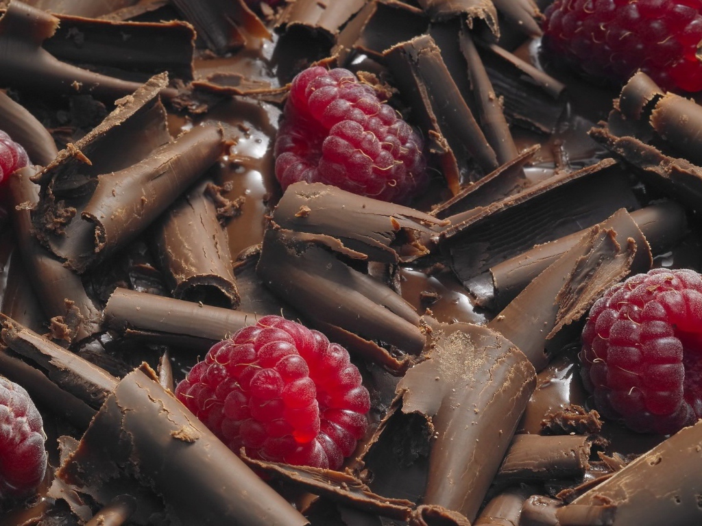 Малина среди шоколадной стружки