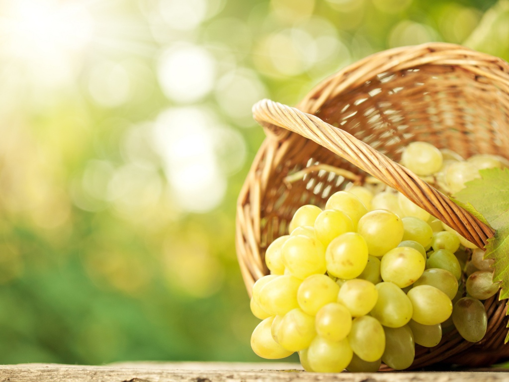 Белый виноград в плетеной корзинке