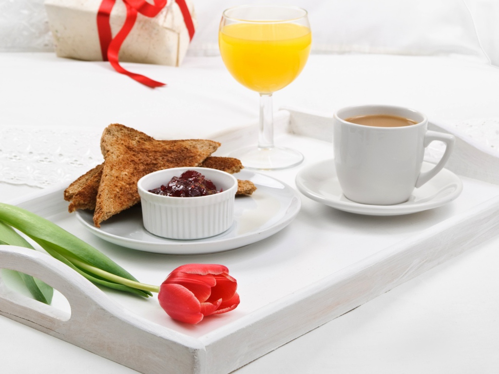 Завтрак на белом подносе