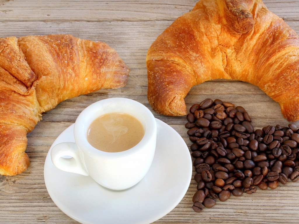 Два французских круассана и чашка кофе