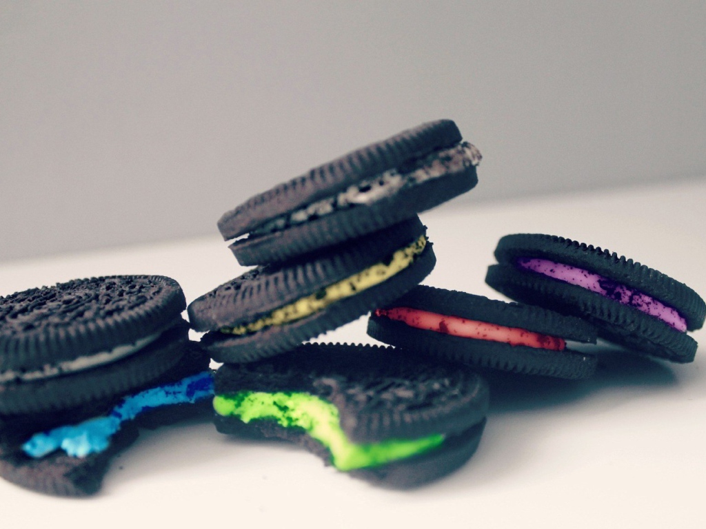 Печенье черного цвета с яркой начинкой