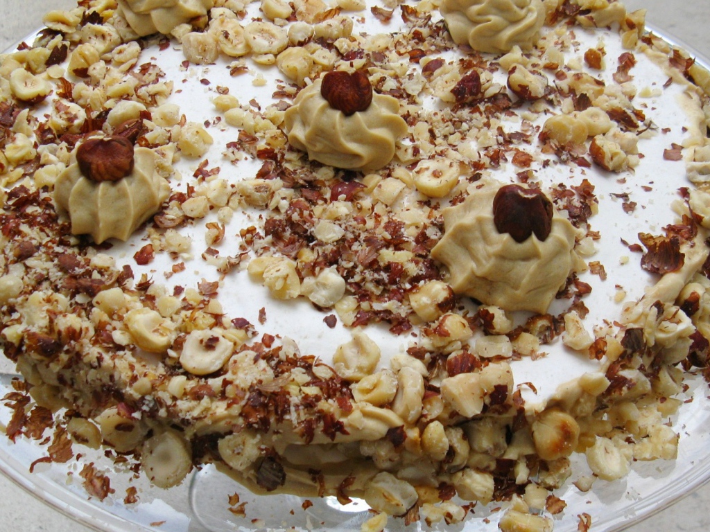 Торт, посыпанный орехами