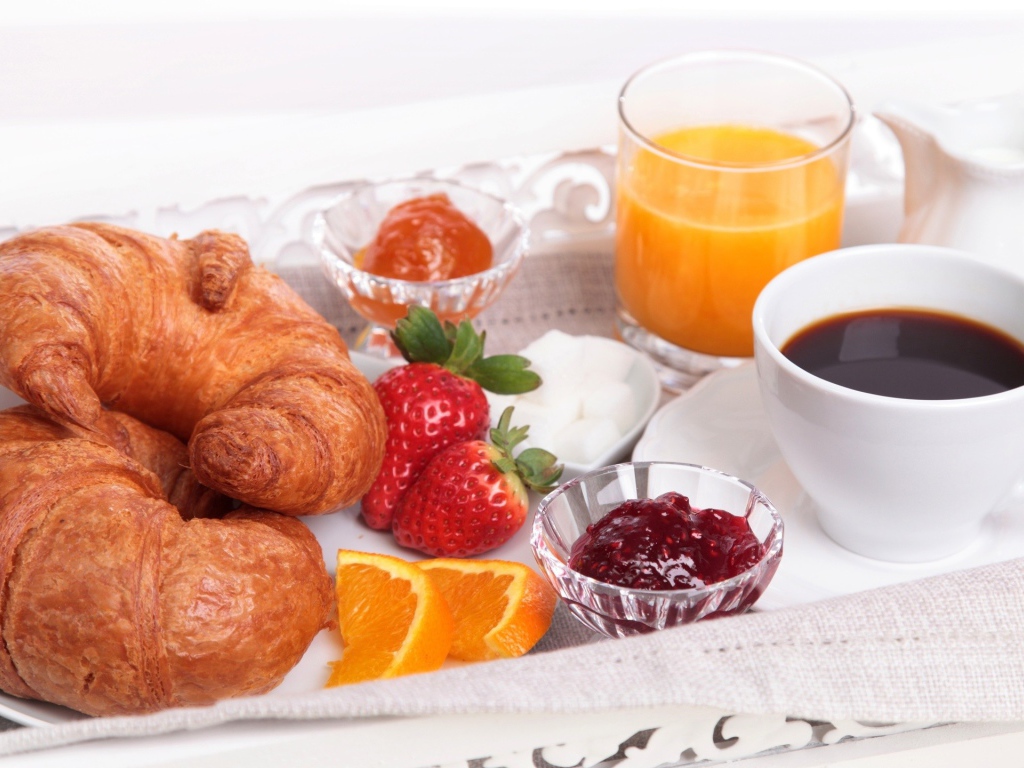 Фруктовые круассаны с соком и кофе