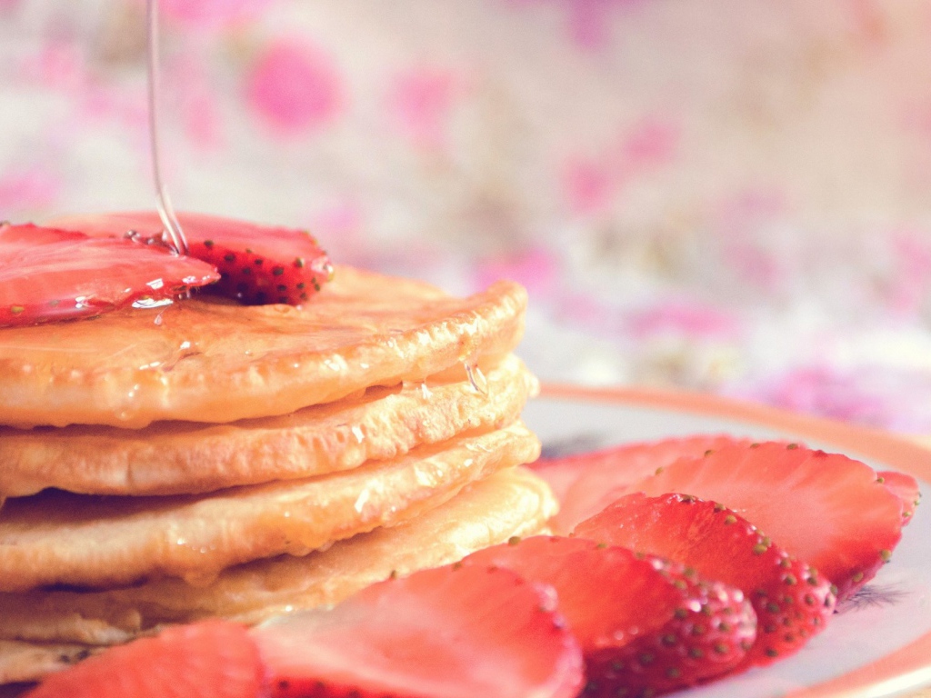 Блинчики с кусочками клубники