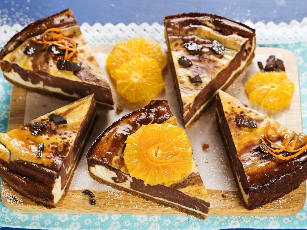 Кусочки шоколадно торта с апельсином