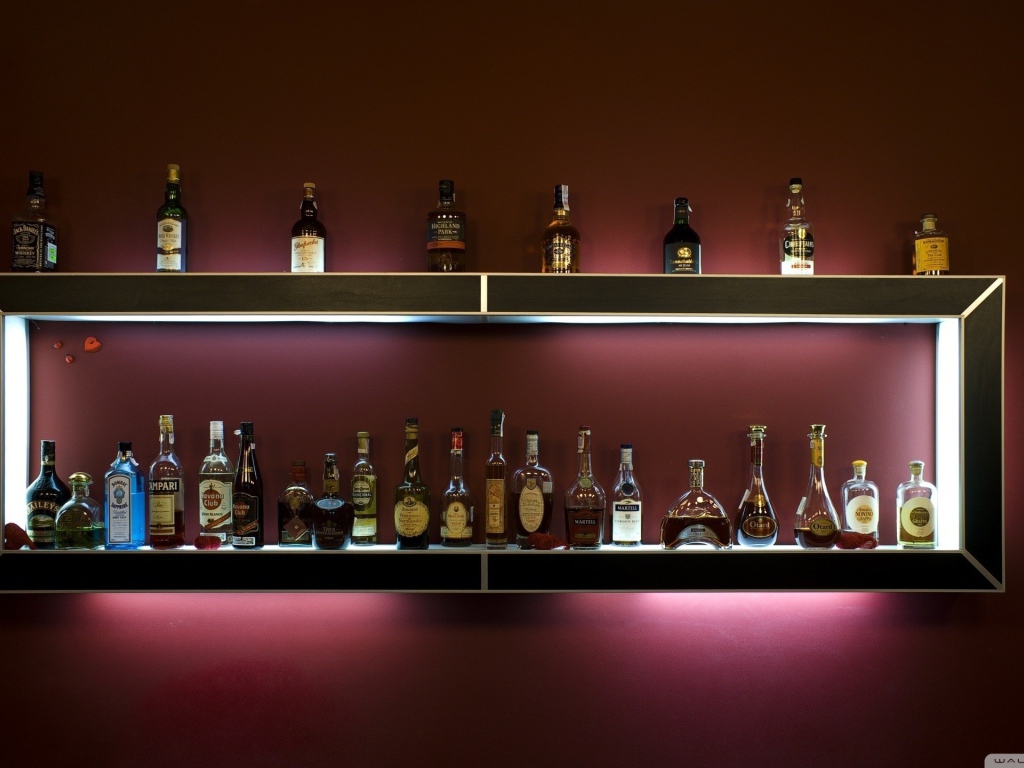 Бар с алкоголем на стене