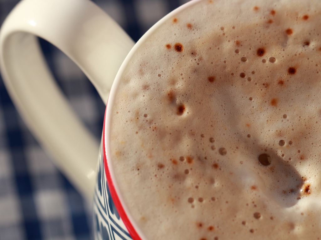 Коричневые точки на пенке кофе