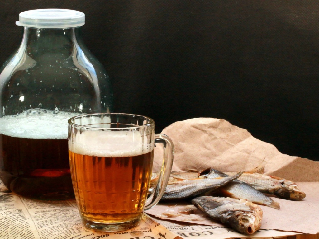 Банка пива с сушеной рыбой