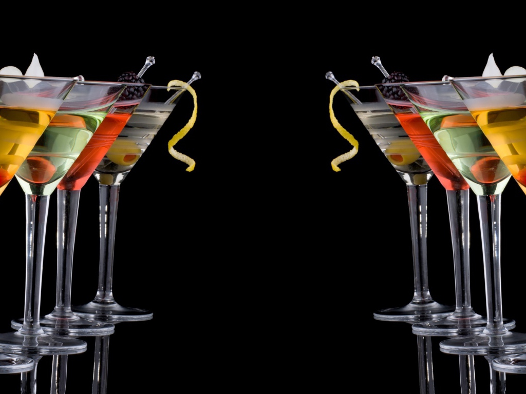 Слабоалкогольные коктейли, черный фон