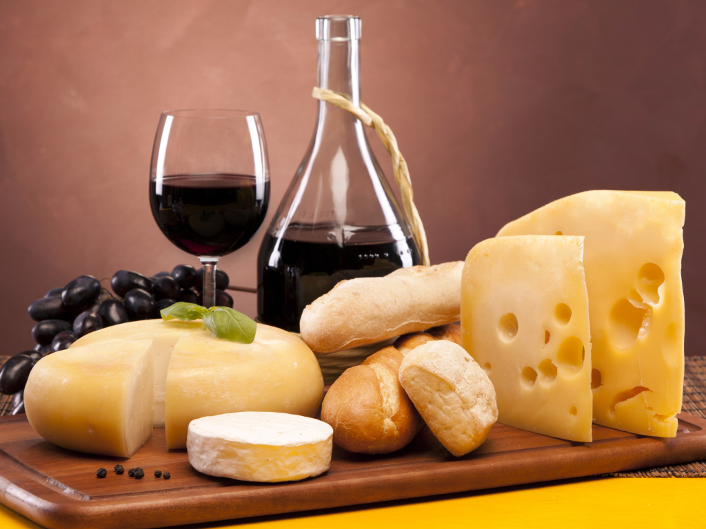 Красное вино и сыр