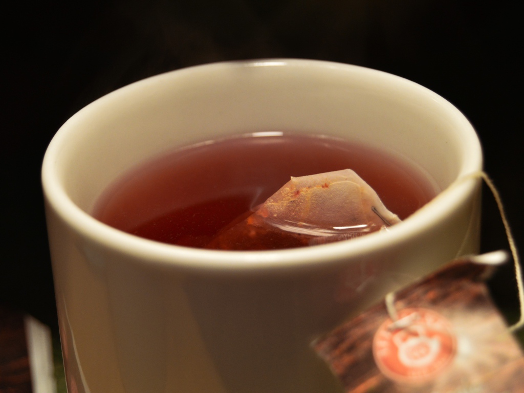 Чай из пакетов заваривается в чашке