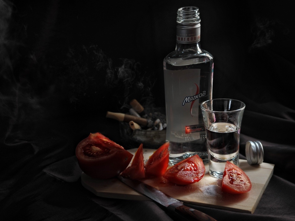 Водка и помидоры на закуску