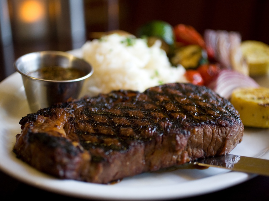 Сочный стейк с соусом