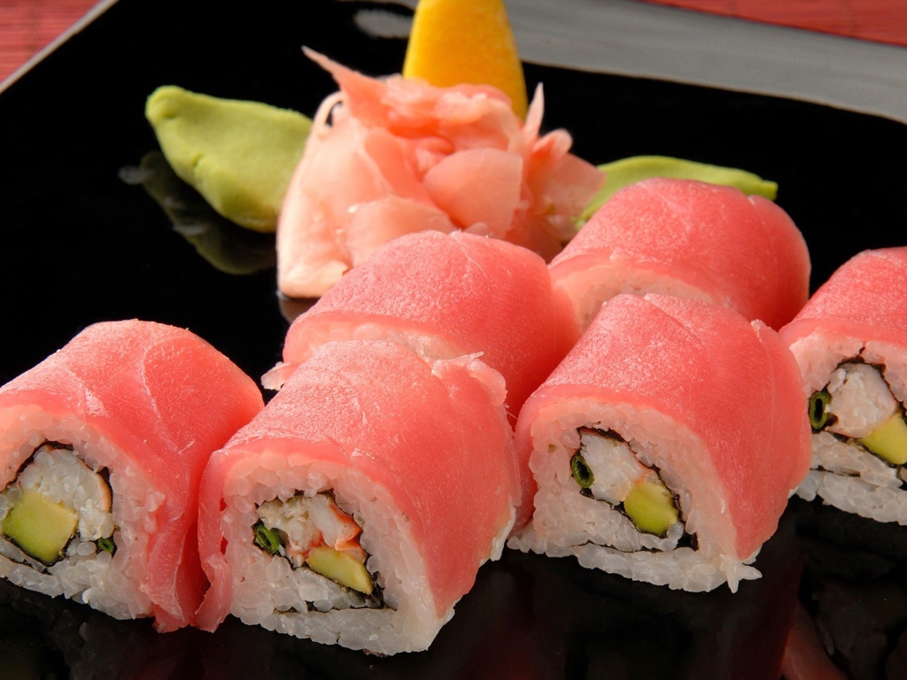 Суши роллы с розовой рыбой