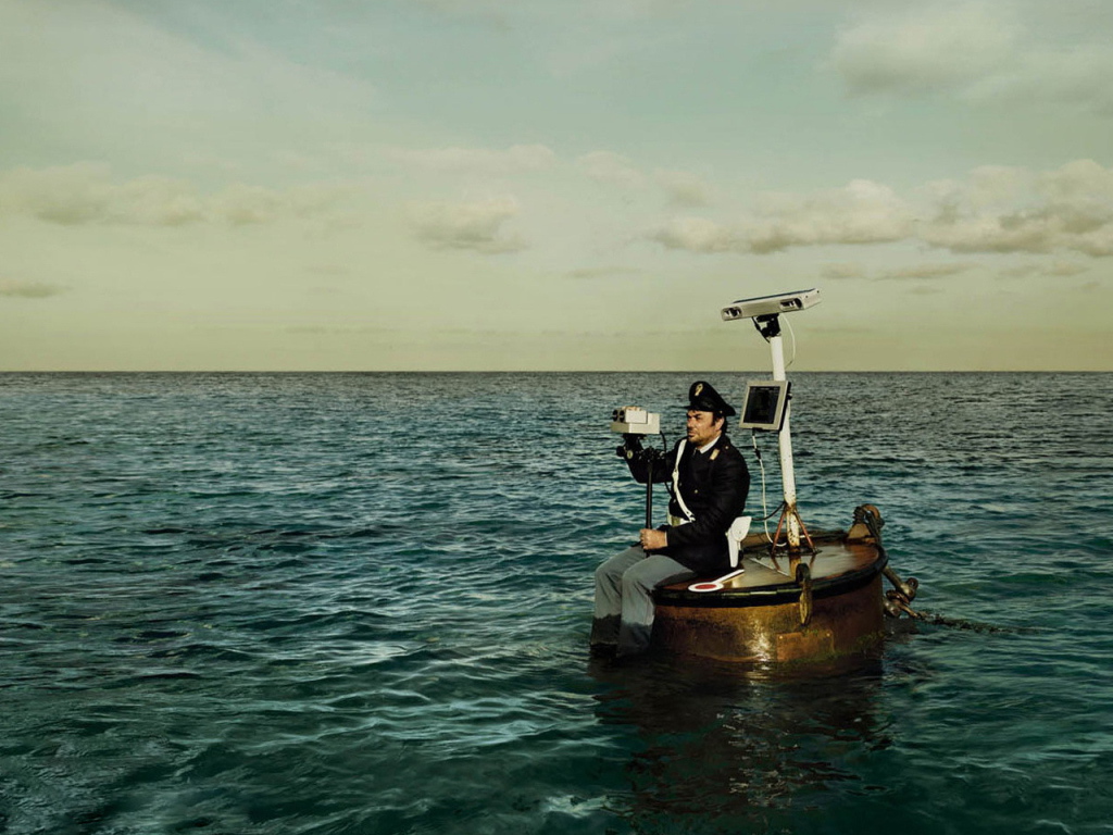 Капитан на трубе корабля