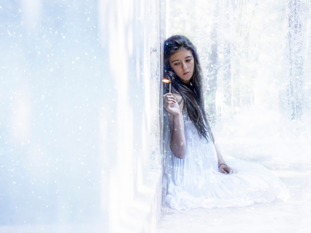 Девушка держит в руке горящую спичку