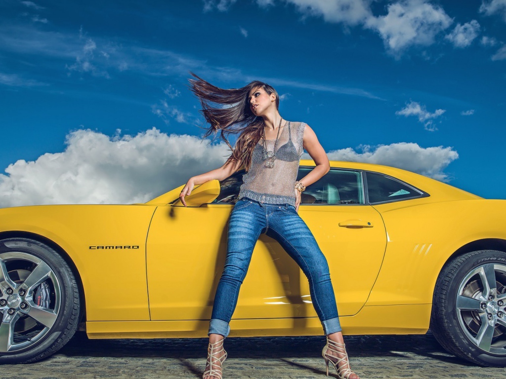 Девушка стоит у желтого автомобиля