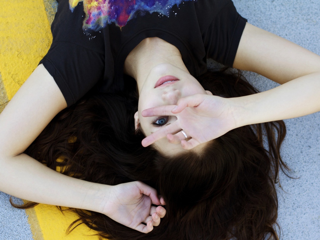 Актриса Эмили Радд лежит на спине