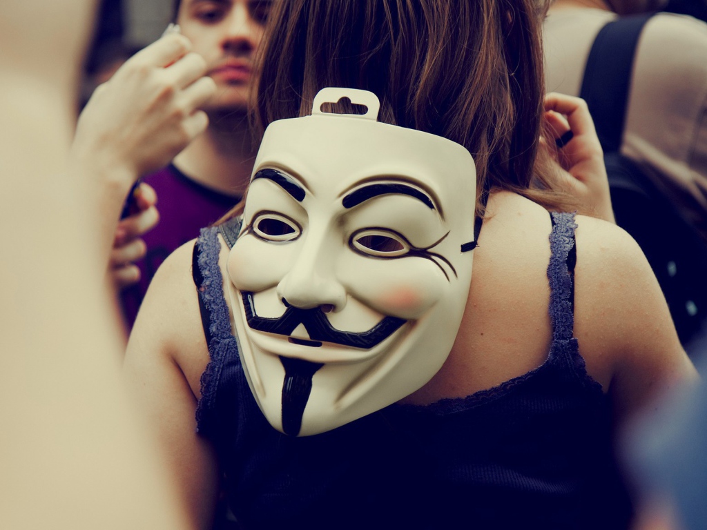 Маска Анонимуса на затылке девушки