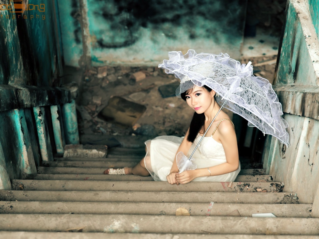 Азиатская девушка с кружевным зонтиком