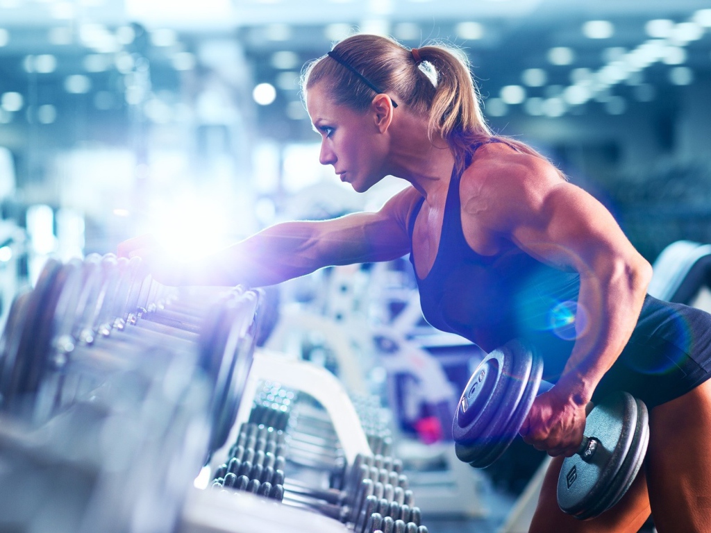 Спортивная девушка бодибилдер