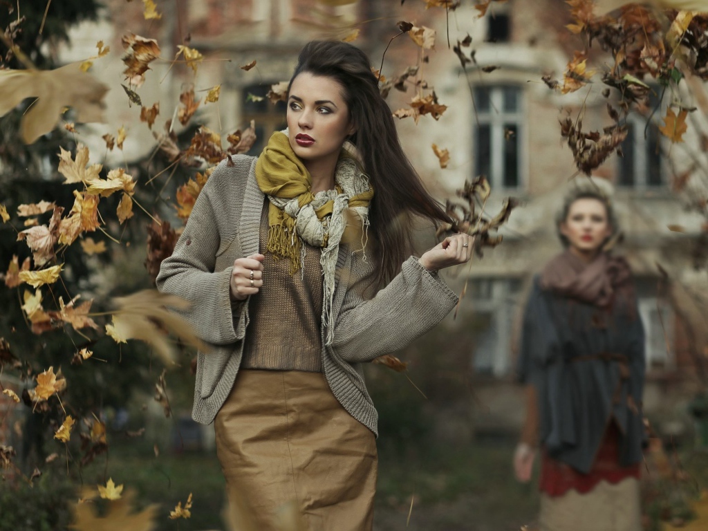 Осенняя девушка брюнетка
