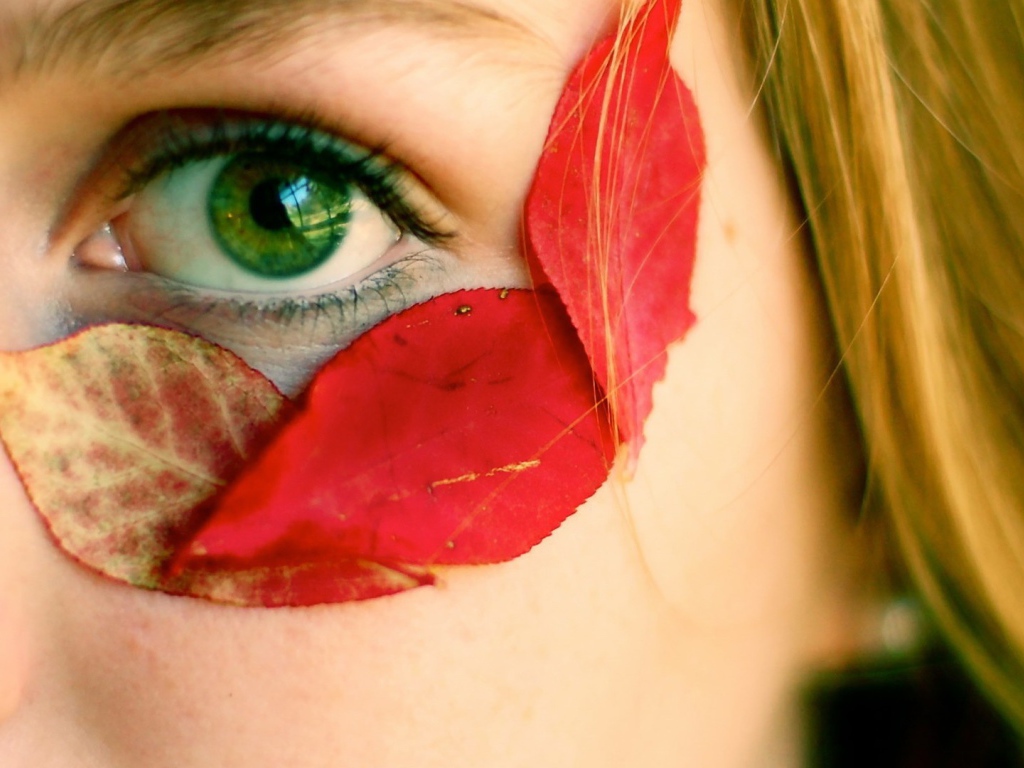 Осенние листья у глаза девушки