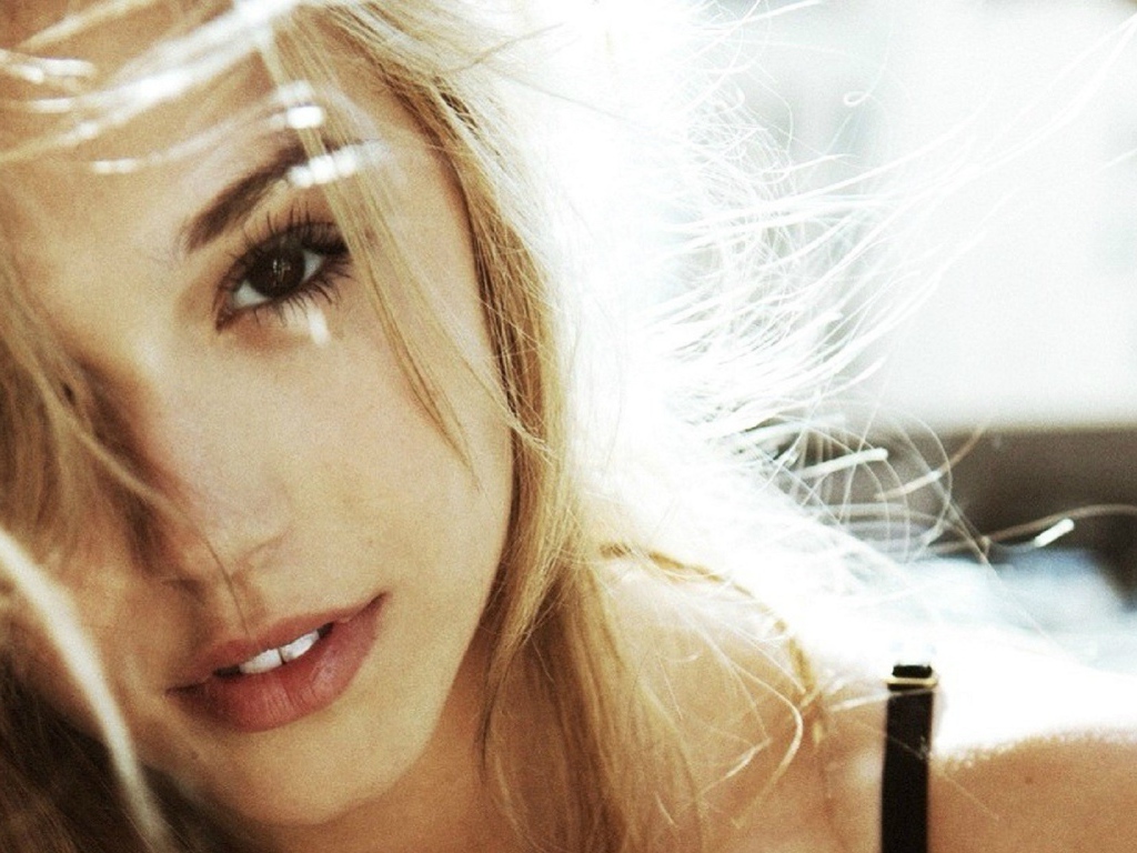 Красивая светловолосая девушка