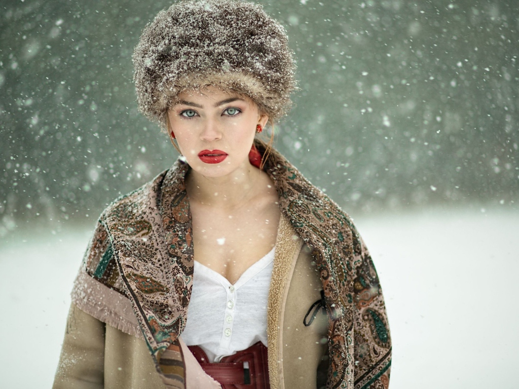 Красавица в меховой шапке