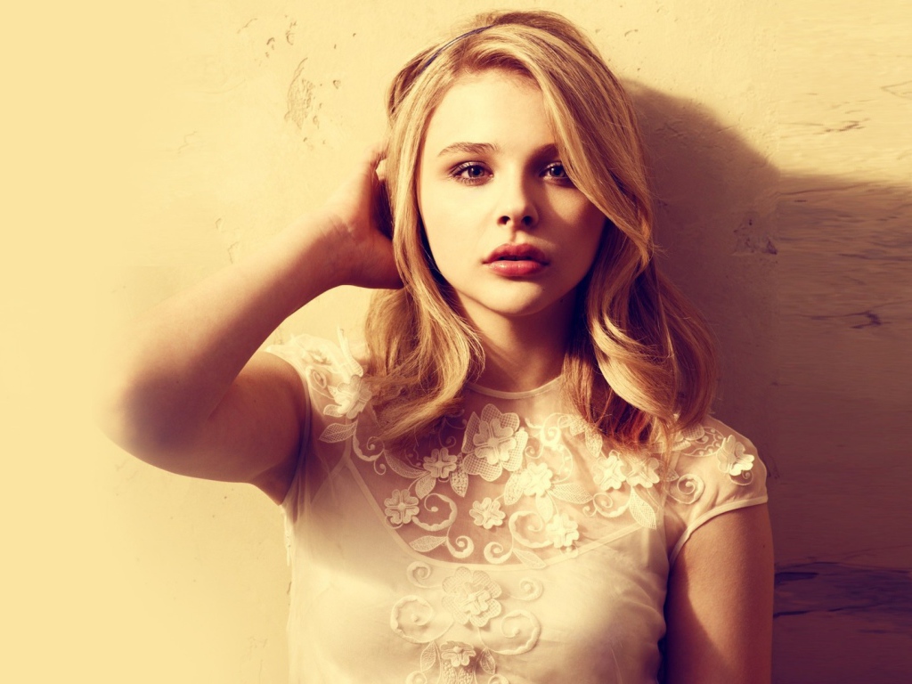 Девушка блондинка Хлоя Грейс Моретц