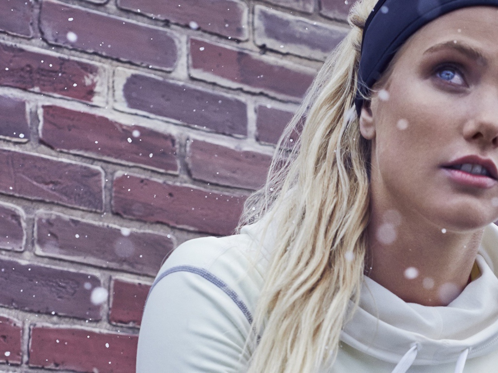 Блондинка в налобной повязке