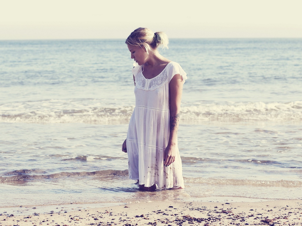 Блондинка стоит в воде