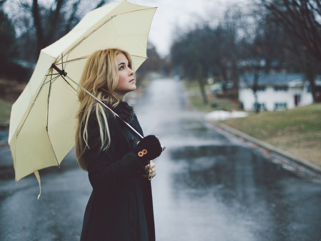 Блондинка под белым зонтом во время дождя