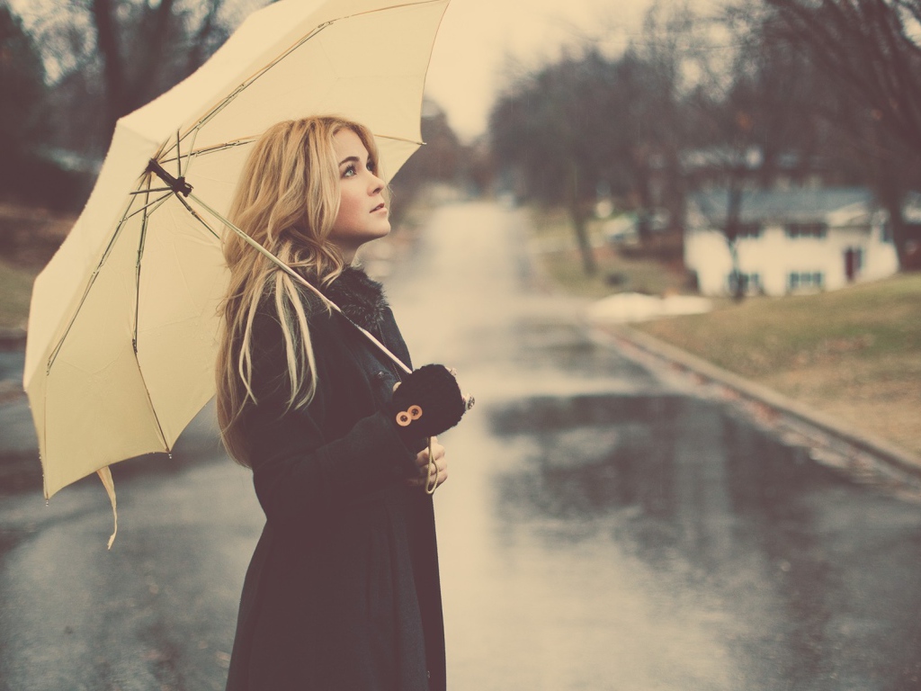 Блондинка с белым зонтом во время дождя