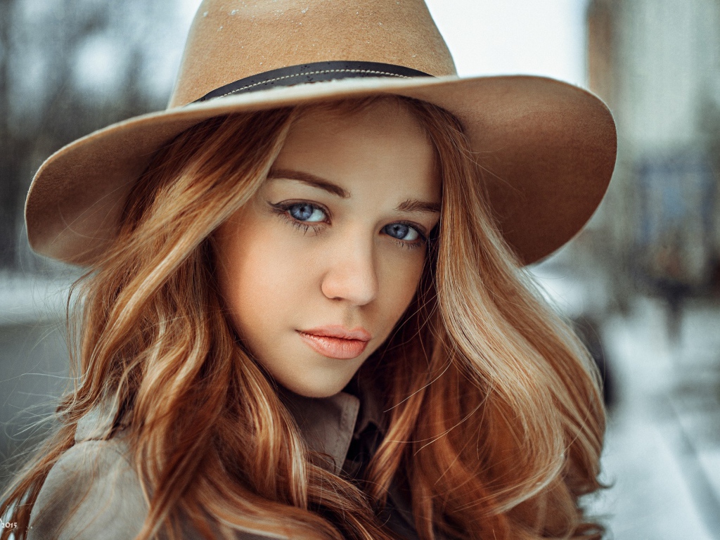 Голубоглазая девушка в коричневой ковбойской шляпе
