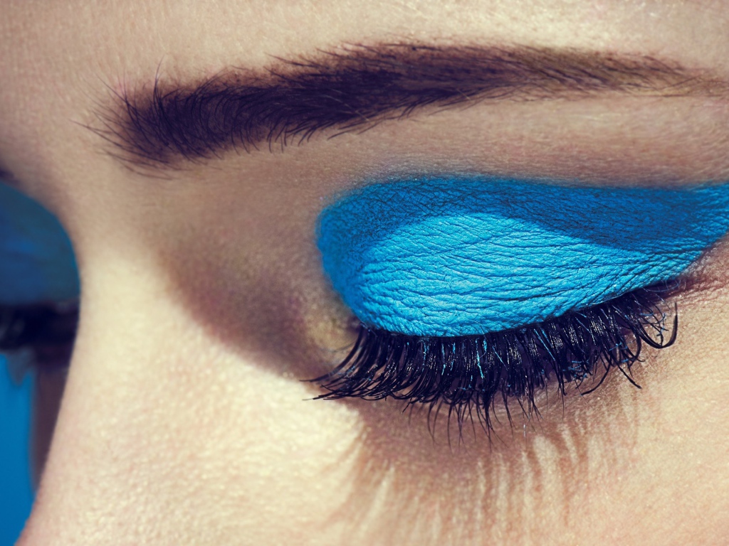 Голубые тени аккуратно нанесены на глаза