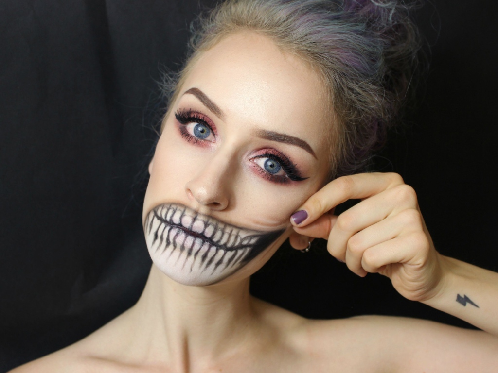 Бодиарт на лице девушки зубы