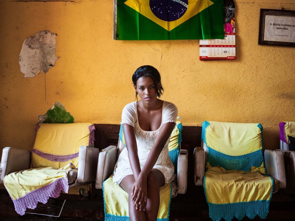 Бразильская девушка в своем доме