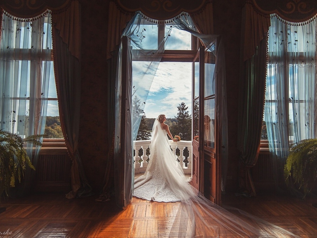 Невеста стоит на балконе