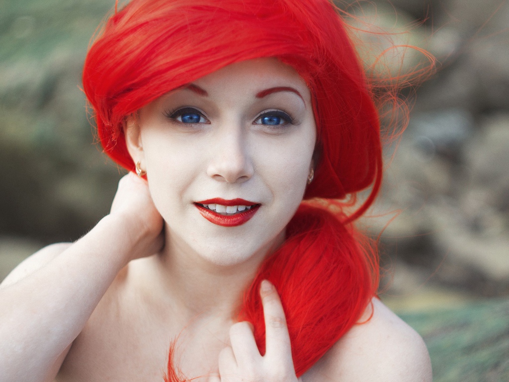 Ярко алые волосы у голубоглазой девушки